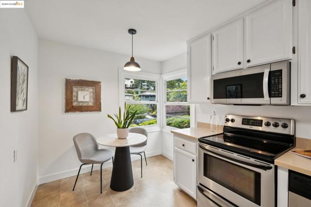 679 Mandana Blvd, Oakland CA: https://media.crmls.org/mediaz/66bd0e66-26bd-49c4-b3c8-7034d3b37434.jpg