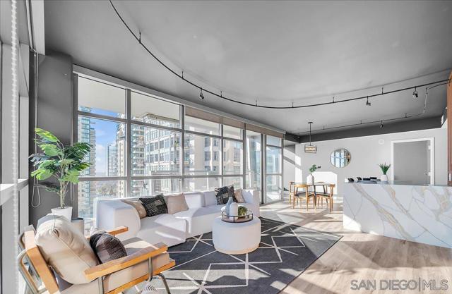 645 Front St, San Diego CA: https://media.crmls.org/mediaz/66bd38fe-4d0a-47ec-9d3f-396e09b11c41.jpg