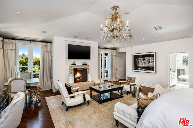 722 N Maple Drive, Beverly Hills CA: https://media.crmls.org/mediaz/66bd5d69-2c84-46f0-8d0c-ee1d21d9bcd4.jpg