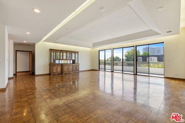 1220 Roxbury Drive, Los Angeles CA: https://media.crmls.org/mediaz/66be019a-fda3-4bb3-a754-1ee7493164d1.jpg