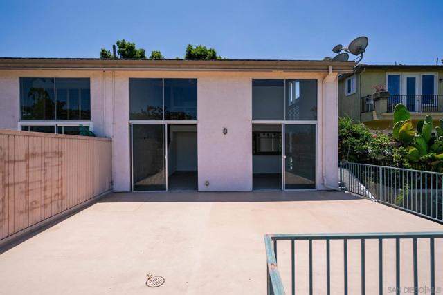 2544 Navarra Rd, Carlsbad CA: https://media.crmls.org/mediaz/66be2e73-80dc-4c04-bace-b59d15022066.jpg
