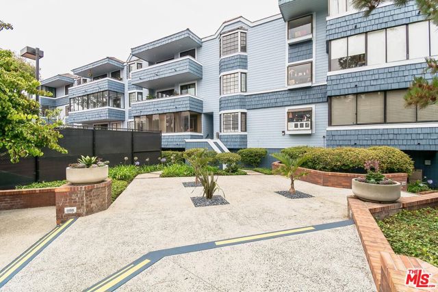 311 Bora Bora Way, Marina del Rey CA: https://media.crmls.org/mediaz/66bead0c-d041-4bf2-a5a8-31d3e083ad99.jpg