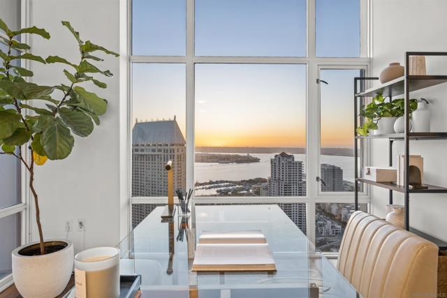 550 Front St, San Diego CA: https://media.crmls.org/mediaz/66bf0359-752c-41ba-a04b-9bb4fc5746c2.jpg