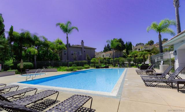 2537 Carriagedale Row, La Jolla CA: https://media.crmls.org/mediaz/66bf5988-a4aa-4dce-afe2-9d770430577a.jpg