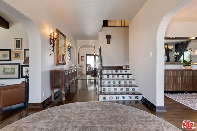 2420 Chislehurst Drive, Los Angeles CA: https://media.crmls.org/mediaz/66bf7a33-ed4d-4da4-b929-47169225e126.jpg
