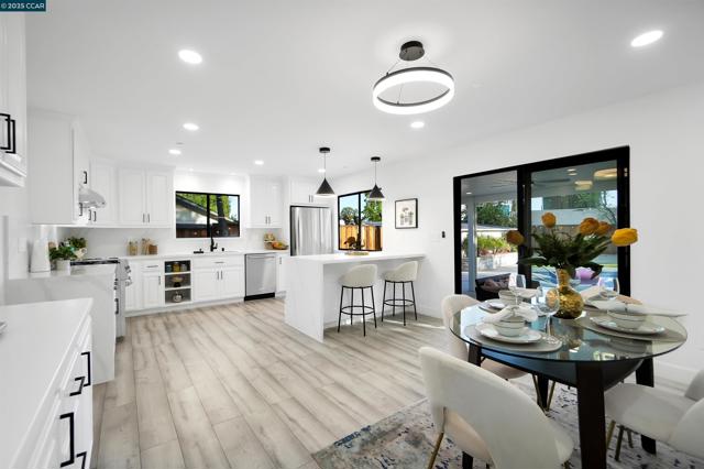 27 Briarwood Ct, Brentwood CA: https://media.crmls.org/mediaz/66bfd4a1-2b10-4b24-8b3f-396d83ecc300.jpg
