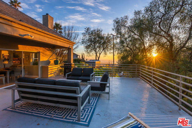 4350 Hillview Drive, Malibu CA: https://media.crmls.org/mediaz/66c164bc-ffaf-4402-b304-8de415f9860e.jpg