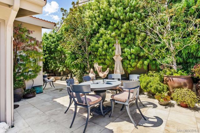 2885 Caminito Merion, La Jolla CA: https://media.crmls.org/mediaz/66c18767-1c25-48fd-b678-de35d66bc6df.jpg