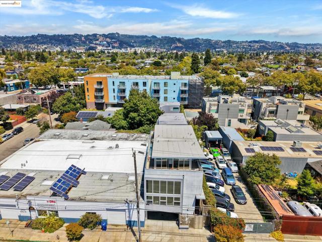 2709 10th St, Berkeley CA: https://media.crmls.org/mediaz/66c2622b-24f4-4598-a646-2d443168c88a.jpg