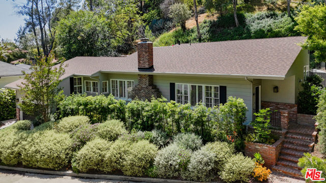 5657 Valley Oak Drive, Los Angeles CA: https://media.crmls.org/mediaz/66c26408-48f2-42d3-a58b-5942eceef617.jpg