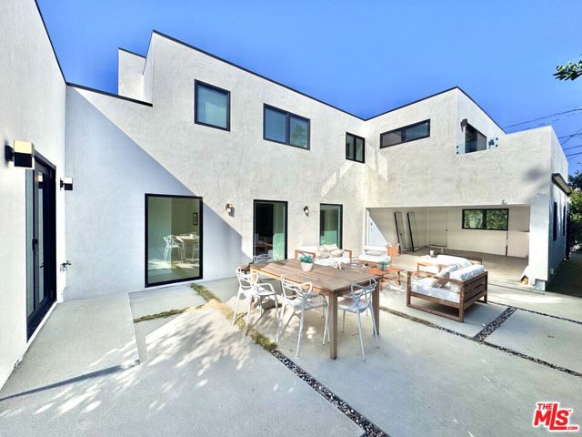 4040 Cartwright Avenue, Studio City CA: https://media.crmls.org/mediaz/66c31b80-87e7-49ed-93e1-146d0abe206b.jpg