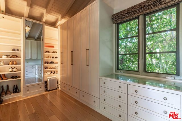1136 N Doheny Drive, Los Angeles CA: https://media.crmls.org/mediaz/66c3e236-36df-42d5-bc36-8b47e6dc0e6f.jpg