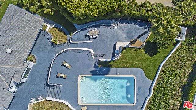 3712 Berry Drive, Studio City CA: https://media.crmls.org/mediaz/66c4612b-c631-4f83-8305-019c863b1f32.jpg