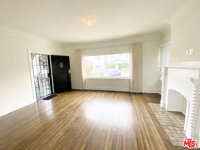 25 Falcon Avenue, Long Beach CA: https://media.crmls.org/mediaz/66c46f36-c437-44b7-b8d6-3228197f1c27.jpg