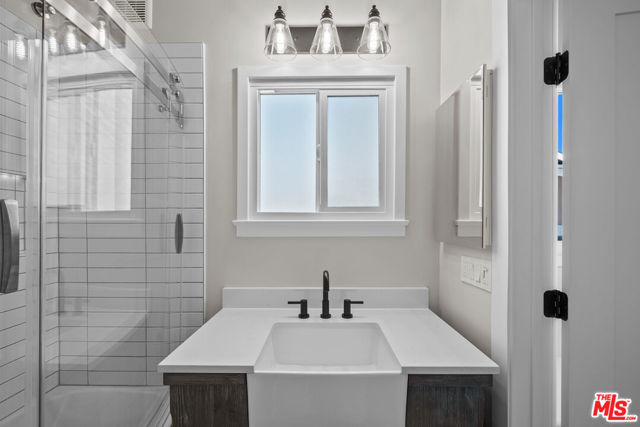 5656 Penfield Avenue, Woodland Hills CA: https://media.crmls.org/mediaz/66c47206-db31-4e3e-a6e8-dca1d7142af6.jpg