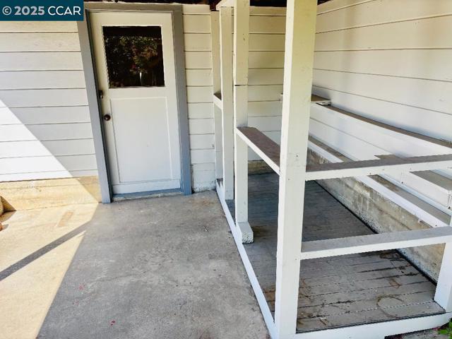 1011 Harbor View Dr, Martinez CA: https://media.crmls.org/mediaz/66c4d4d8-dcc9-4d6a-a20a-84c17df2248b.jpg