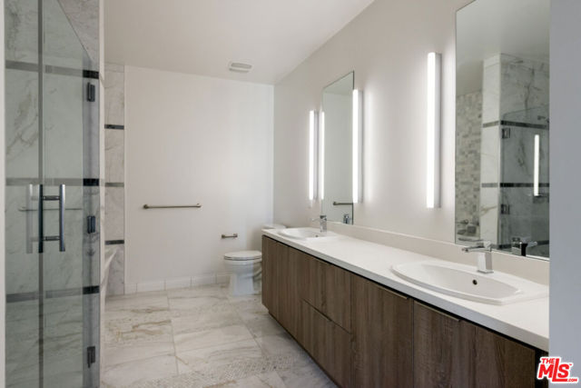3425 W OLIVE Avenue, Burbank CA: https://media.crmls.org/mediaz/66c566b4-86bb-4f18-a6ed-9c0cd118d95e.jpg