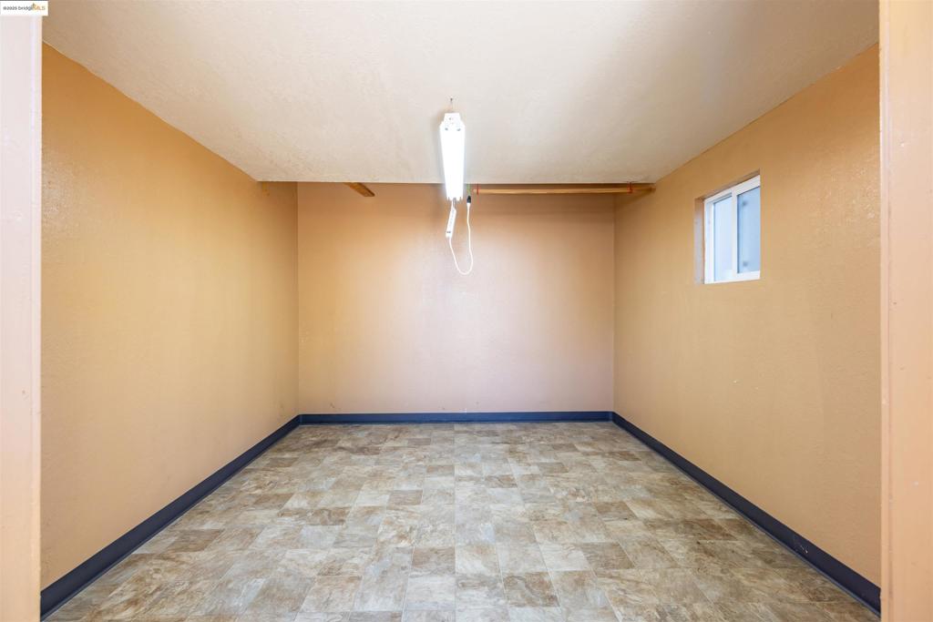 https://media.crmls.org/mediaz/66c5d3f0-56d5-47e7-9d9e-76f89e2521df.jpg?preset=X-Large