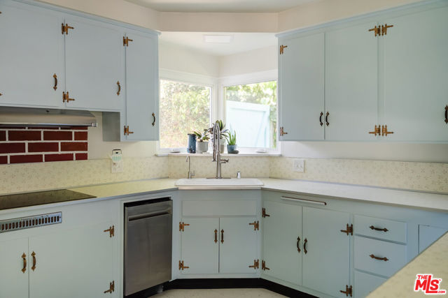 4220 Hillcrest Drive, Los Angeles CA: https://media.crmls.org/mediaz/66c5fd47-3c94-4b2a-818c-c27ce1642d44.jpg