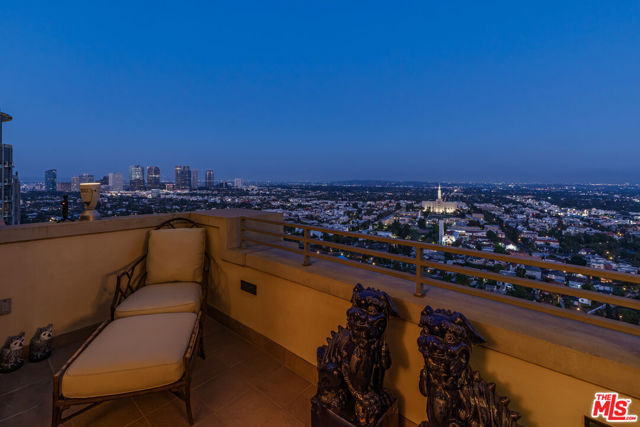 10800 Wilshire Boulevard, Los Angeles CA: https://media.crmls.org/mediaz/66c623a4-127c-4f23-bc2e-5fd6626fc8ca.jpg