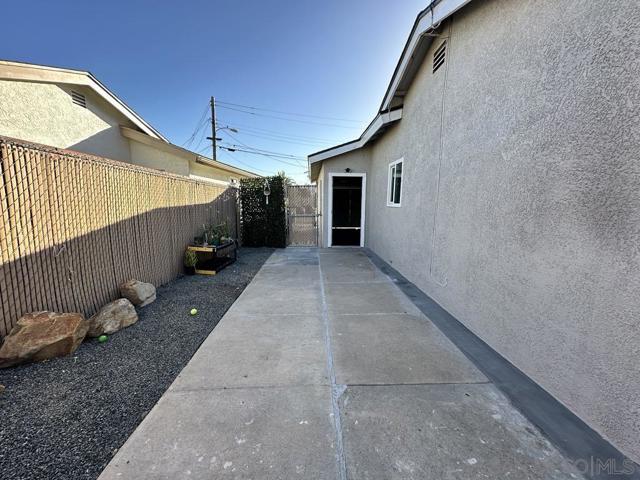 7684 Meadowbrook Ct, San Diego CA: https://media.crmls.org/mediaz/66c6c463-d0e2-4b2e-9d8f-37daf2dc09da.jpg