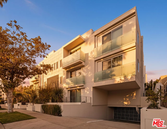 928 N Croft Avenue, Los Angeles CA: https://media.crmls.org/mediaz/66c755dd-32c9-47fc-a037-7bc00ad65134.jpg