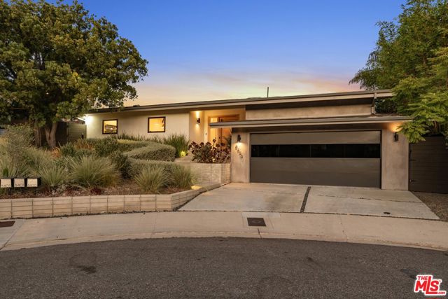 8400 Edwin Drive, Los Angeles CA: https://media.crmls.org/mediaz/66c94394-78a5-4a5f-a63b-36dbbb400686.jpg