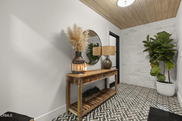 3256 Ocean Drive, Oxnard CA: https://media.crmls.org/mediaz/66c96424-84ae-4271-848c-85355d962870.jpg