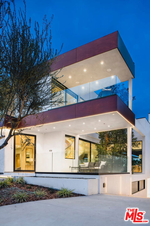 1729 Angelo Drive, Beverly Hills CA: https://media.crmls.org/mediaz/66ca1c10-2252-43eb-b46c-c3d6186032f4.jpg