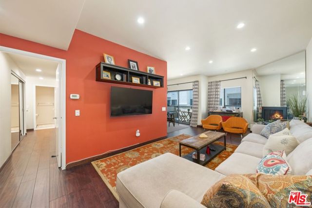 17914 Magnolia Boulevard, 317 photo 2