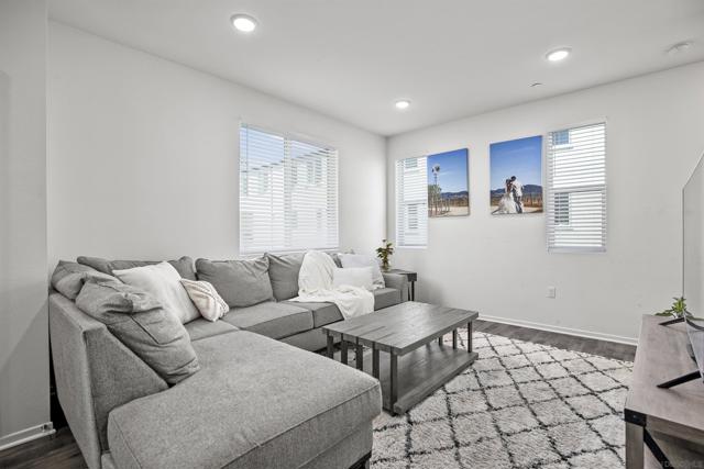 5402 Sand Arch Ln 199, San Diego CA: https://media.crmls.org/mediaz/66cd43f0-550f-4234-961a-95ebe0353406.jpg