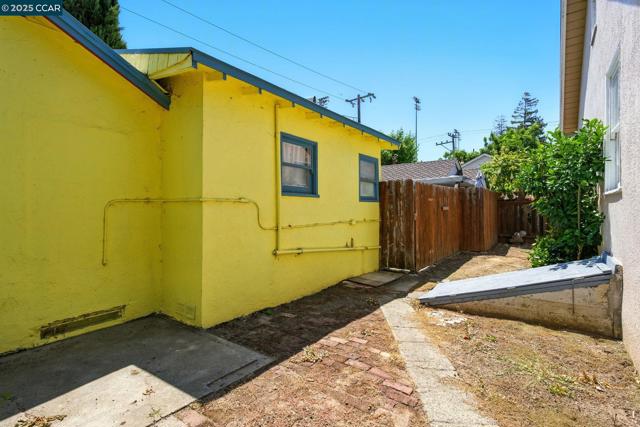 521 C St, Martinez CA: https://media.crmls.org/mediaz/66ce2c71-69d1-4521-a266-406135404200.jpg