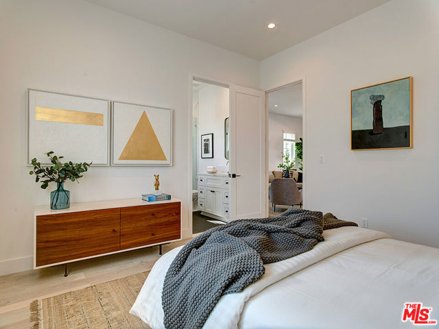 11979 Mayfield Avenue, Los Angeles CA: https://media.crmls.org/mediaz/66d051b0-d0d1-485c-abd5-9bfed4c618ae.jpg