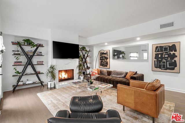 2622 2nd Street, Santa Monica CA: https://media.crmls.org/mediaz/66d06751-c1cc-48d8-ad35-e0ad8d6875f0.jpg