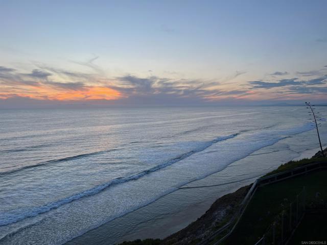 940 Sealane Dr, Encinitas CA: https://media.crmls.org/mediaz/66d07811-feba-47a0-976c-f6a6ff3d4fd5.jpg