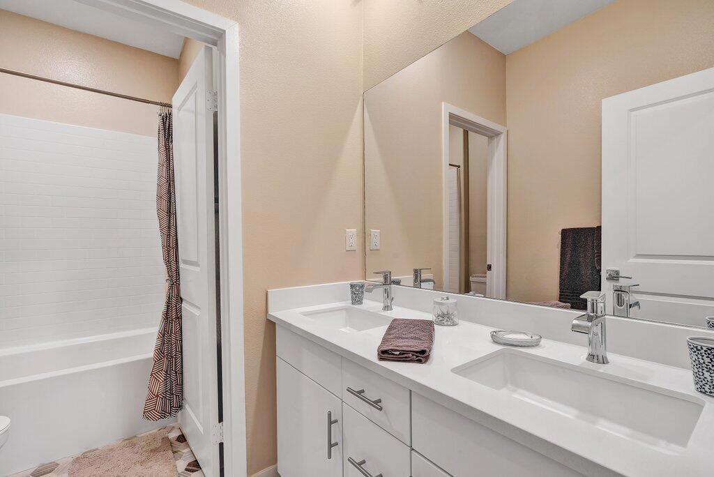 https://media.crmls.org/mediaz/66d10d00-d476-4102-8101-f3204620aa41.jpg?preset=X-Large
