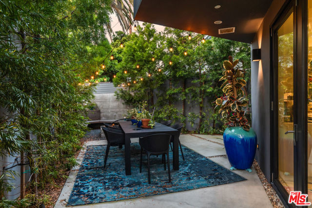 407 Rialto Avenue, Venice CA: https://media.crmls.org/mediaz/66d12a28-27cd-4406-b03e-f0eb5fc4fa0a.jpg