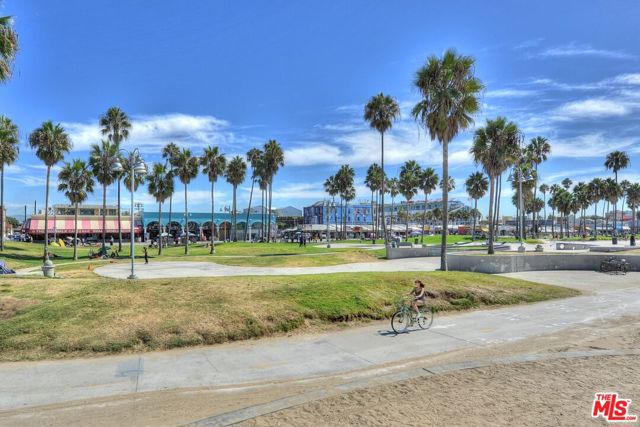16 Clubhouse Avenue, Venice CA: https://media.crmls.org/mediaz/66d21060-13f2-4e40-b604-cb36bd3cc01f.jpg
