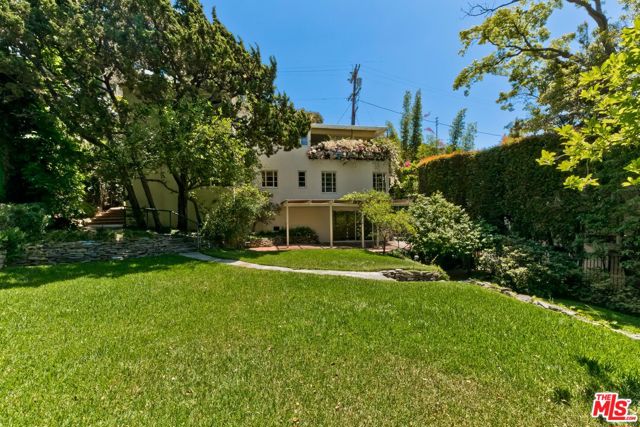 1591 Sunset Plaza Drive, Los Angeles CA: https://media.crmls.org/mediaz/66d2e4e9-a8df-4e9b-996f-25fbdf5555f9.jpg