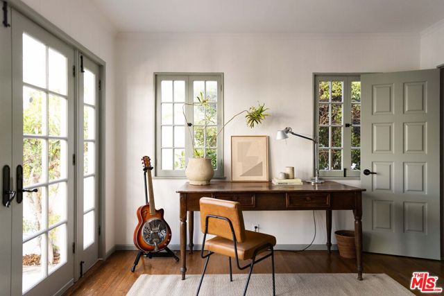 6650 Maryland Drive, Los Angeles CA: https://media.crmls.org/mediaz/66d305fe-8e1e-401c-94f7-eadacb269124.jpg