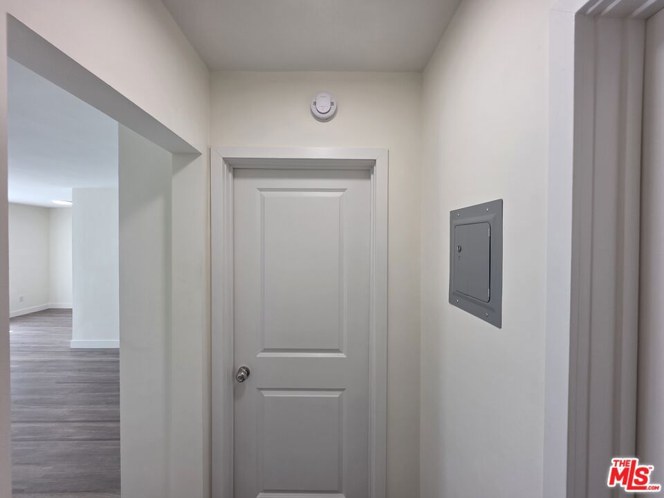 https://media.crmls.org/mediaz/66d37d9c-a23a-42f0-abc7-b01c2aa0563e.jpg?preset=X-Large