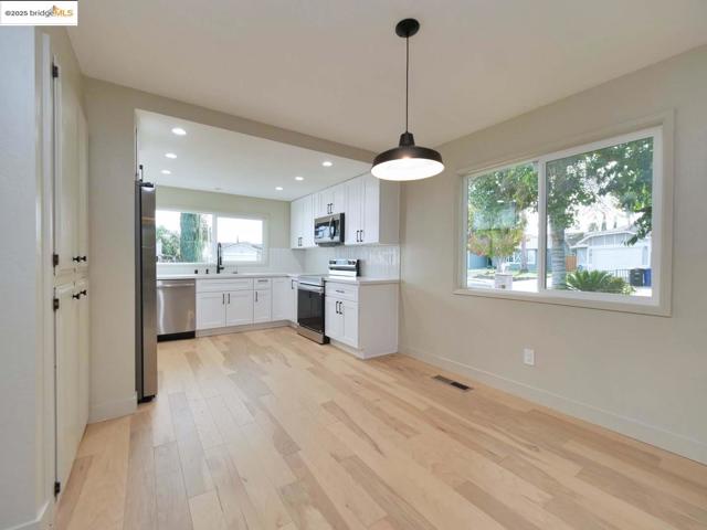 2112 Matthew CT, Pittsburg CA: https://media.crmls.org/mediaz/66d3d262-a397-4827-b3d7-c4fc85ee18fb.jpg