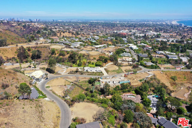 1243 Las Lomas Avenue, Pacific Palisades CA: https://media.crmls.org/mediaz/66d3d6fa-1817-46e7-ab83-94369fe7640b.jpg