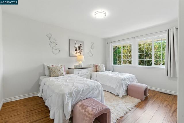 122 Stein Way, Orinda CA: https://media.crmls.org/mediaz/66d4434f-2e34-437f-8eac-db9dfec49a0f.jpg