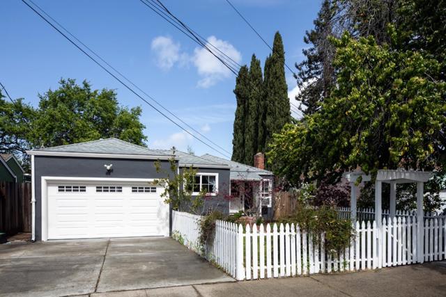 402 Poplar Avenue, Redwood City CA: https://media.crmls.org/mediaz/66d515ed-9c2e-43a1-9f79-fd7e81afc0fc.jpg
