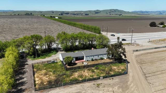 4211 Bolsa Road, Hollister CA: https://media.crmls.org/mediaz/66d53a3f-9d34-454e-bd18-06303f4c9ee0.jpg