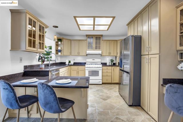 1651 Via Sarita, San Lorenzo CA: https://media.crmls.org/mediaz/66d5b9d6-92a5-4e02-b42e-39ac80597f00.jpg