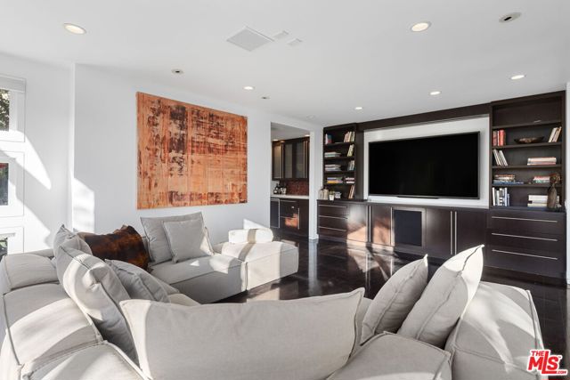 1415 Summitridge Drive, Beverly Hills CA: https://media.crmls.org/mediaz/66d5f1f5-e039-4c1a-8e9d-dd5eb8291a11.jpg