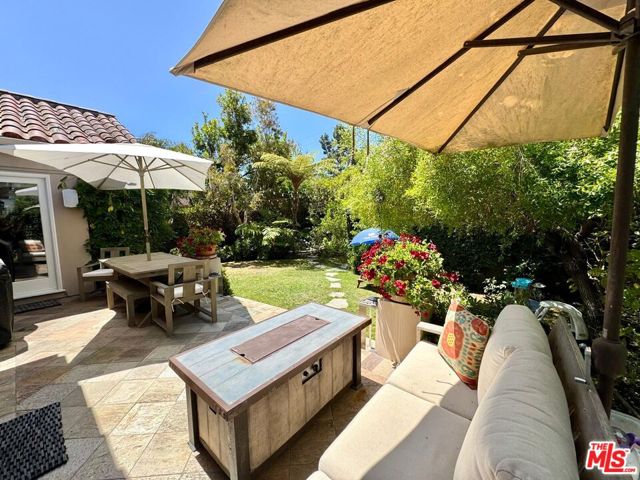328 15th Street, Santa Monica CA: https://media.crmls.org/mediaz/66d5febb-4d48-43dd-b63a-01717357c210.jpg