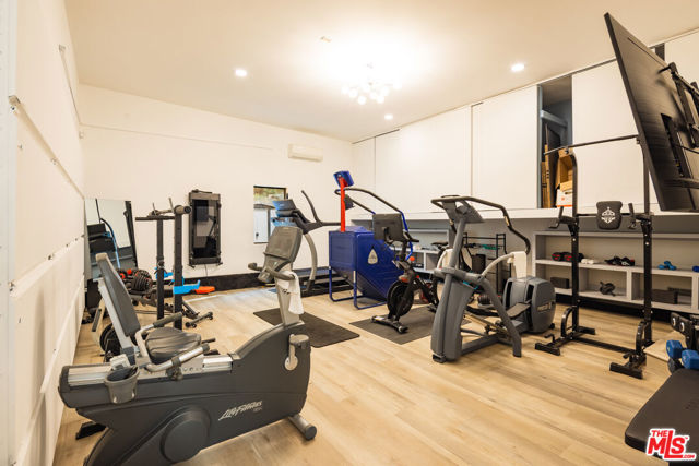 9991 Liebe Drive, Beverly Hills CA: https://media.crmls.org/mediaz/66d78fd3-d569-4e88-a1dd-fcafcecf2559.jpg